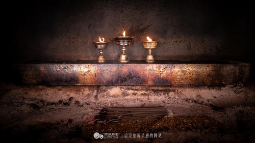 一座佛道共存的寺庙，几位饱经沧桑的信徒