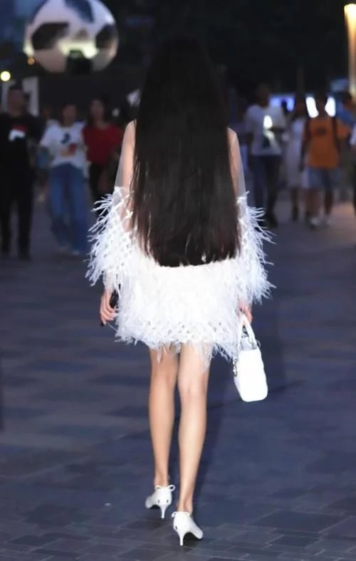 街拍：女人的背影也可以这么美！九位姑娘中谁的背影会让你回味？