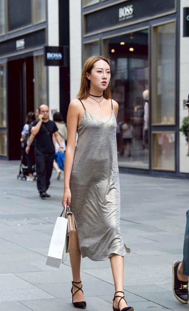 都说性感的美女最妩媚,左边的这位小姐姐身穿吊带杉十分迷人!