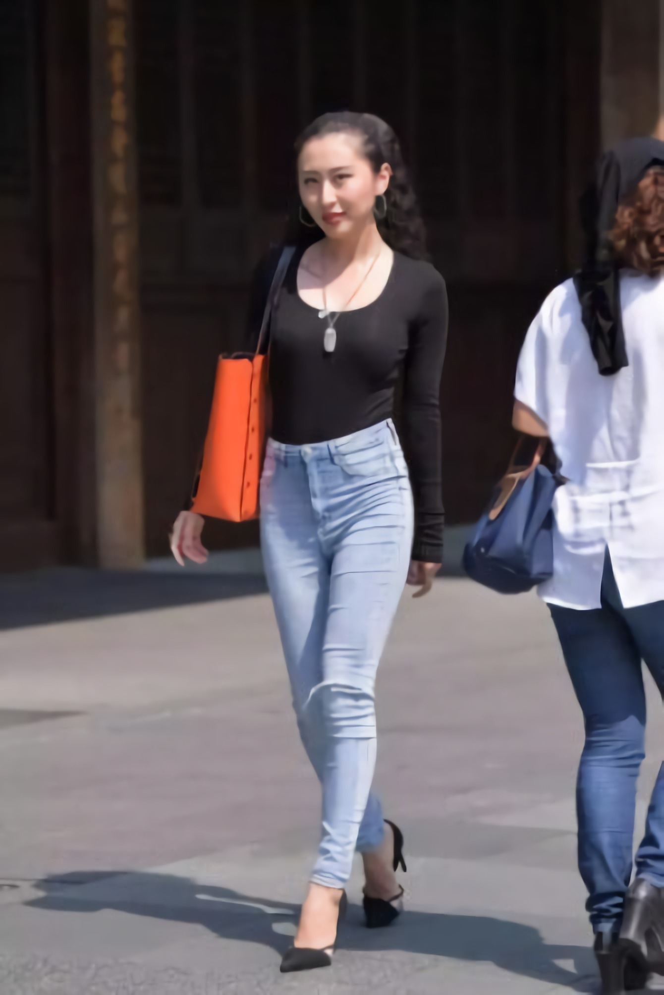 紧身牛仔裤不需要多说，只需要一个淡淡的笑容，实力展现你的美