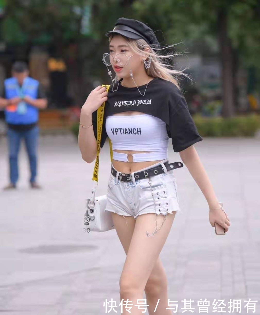 黑白色|非常精致的小仙女穿搭,吊带设计的T恤+牛仔短裤,充满青春活力感
