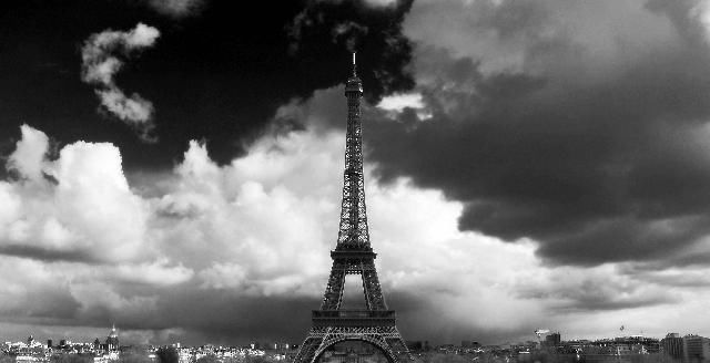 巴黎浪漫的埃菲尔铁塔，修建之初为何遭到了文学和艺术界的抗议?