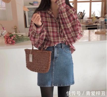 「小皮裙」春夏穿什么?短裙+衬衫,也能让你气质开挂
