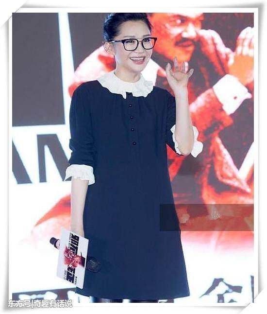 49岁许晴和20岁关晓彤同穿娃娃领上衣，网友:气场差距尴尬了