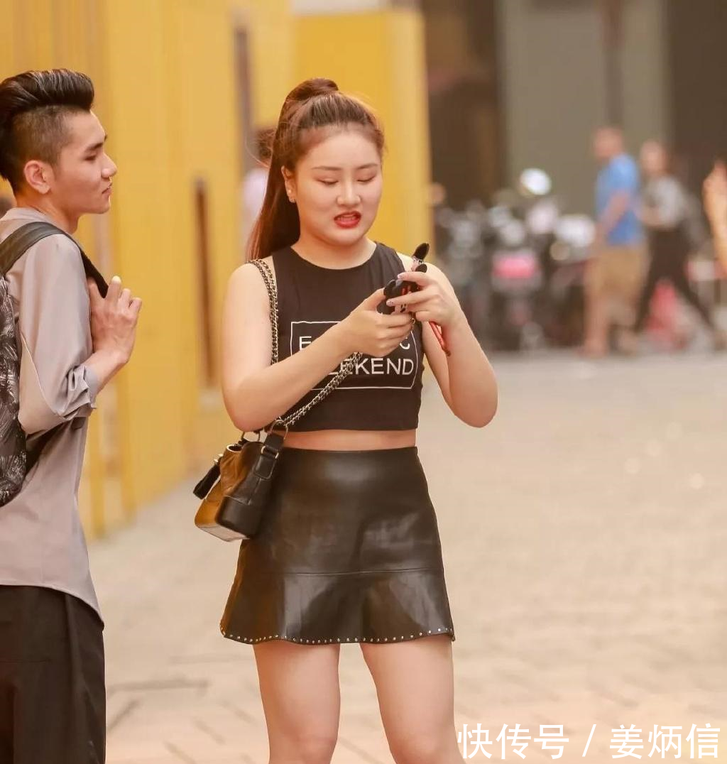 路人街拍，微胖小姐姐穿露脐背心配短裙开心做直播，身材丰满