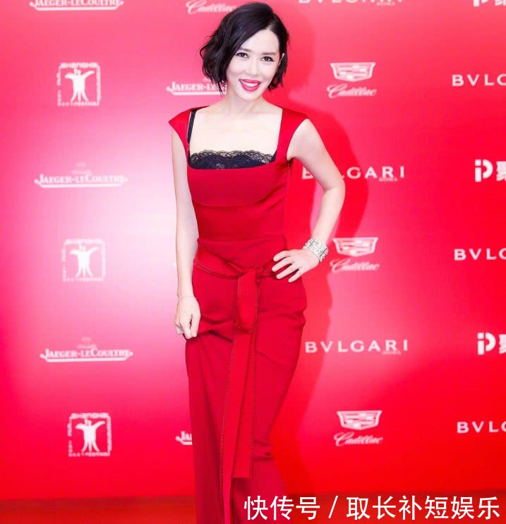 余男太保守了,穿V领长裙还在胸前加一块薄纱,恰到好处的性感!