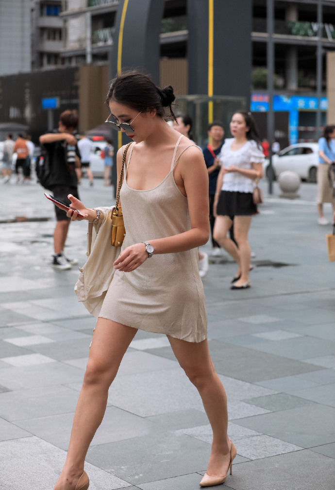 街拍北京:好姑娘就是自信，穿衣干净利落，展现不一样的美!