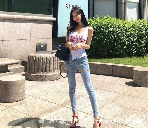 穿紧身牛仔裤的美女，小姐姐咋穿咋好看