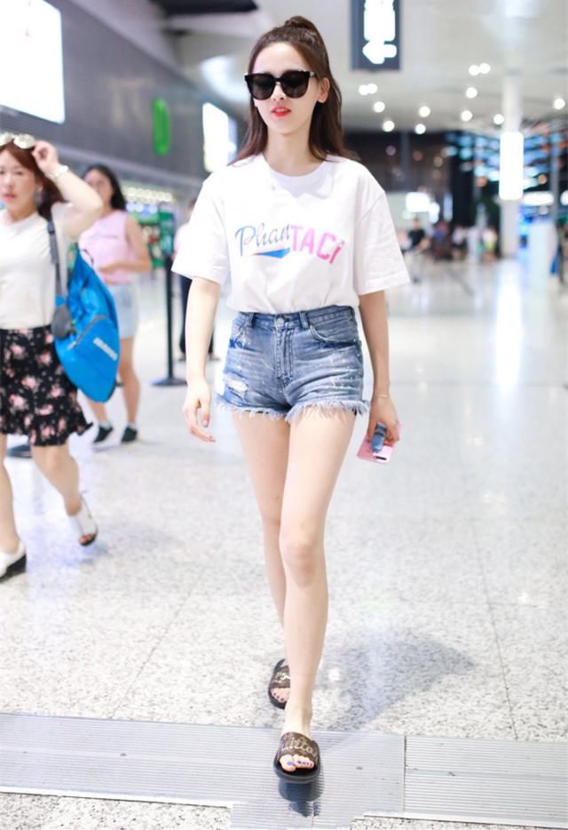 杨超越短裤穿的又短又紧，安全裤又一次实力抢镜，网友：不如不穿