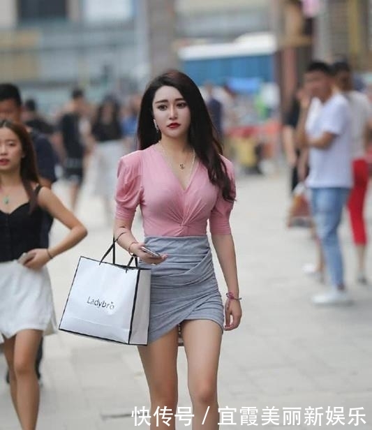  「美丽」街拍：时尚美丽小姐姐就不能严肃点吗？