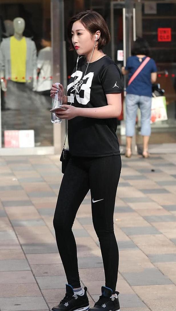 三里屯时尚潮女打底裤外穿秀美腿