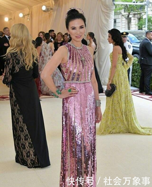 50岁邓文迪时尚路走偏了，印花裙扮嫩太过，最终还是输给了年龄