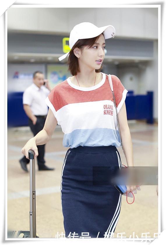 佟丽娅不得了！33岁穿T恤比欧阳娜娜还年轻，网友：这嫩扮的我服