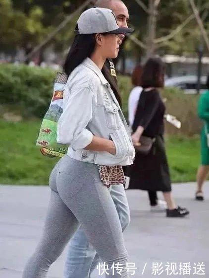 气质小姐姐微胖身材非常诱人，紧身裤穿搭勾勒紧俏圆滑的臀部吸睛