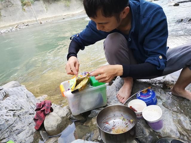 告别重庆,进入贵州,小情侣在夜里赶路,却遇到了危险