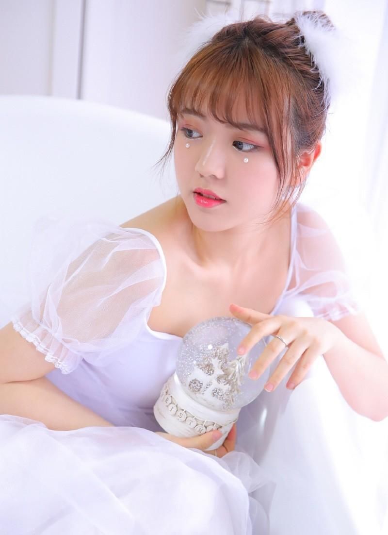 丸子头萝莉小美女穿蕾丝纱裙，肌肤白嫩长相清纯拍私房高清写真！