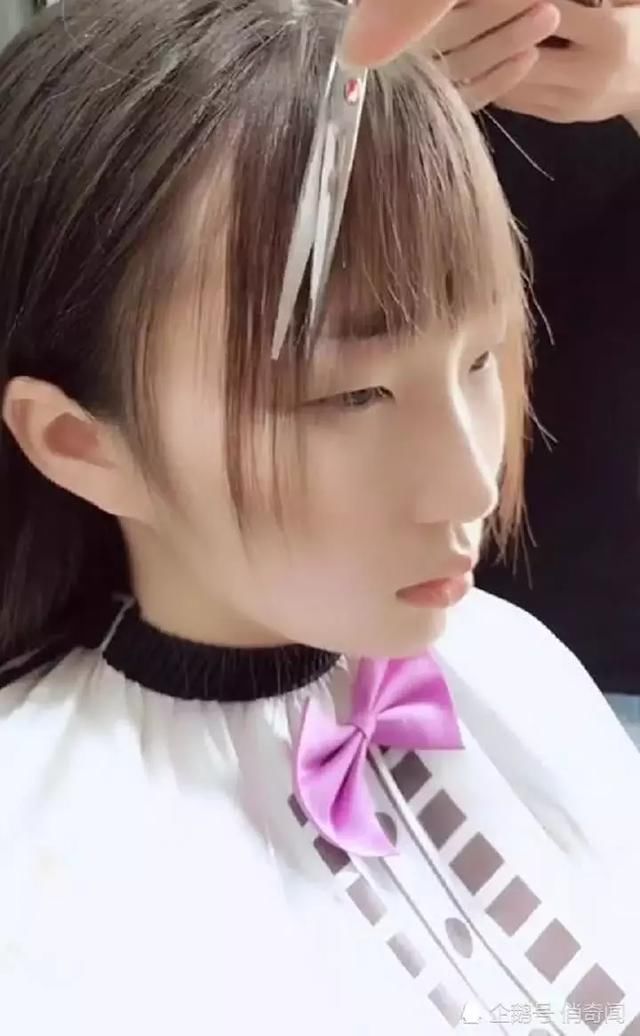 相貌普通的单眼皮女生去理发,剪完刘海一点变化都没有,扎心了