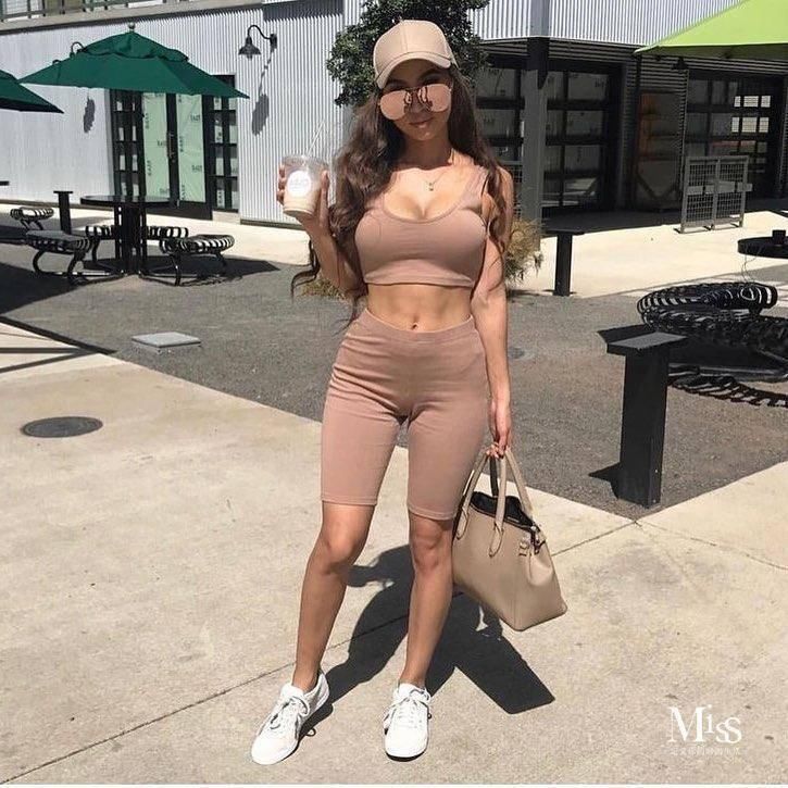 丑的要命的Bike shorts，终于被卡戴珊家族和她们的闺蜜团救活了