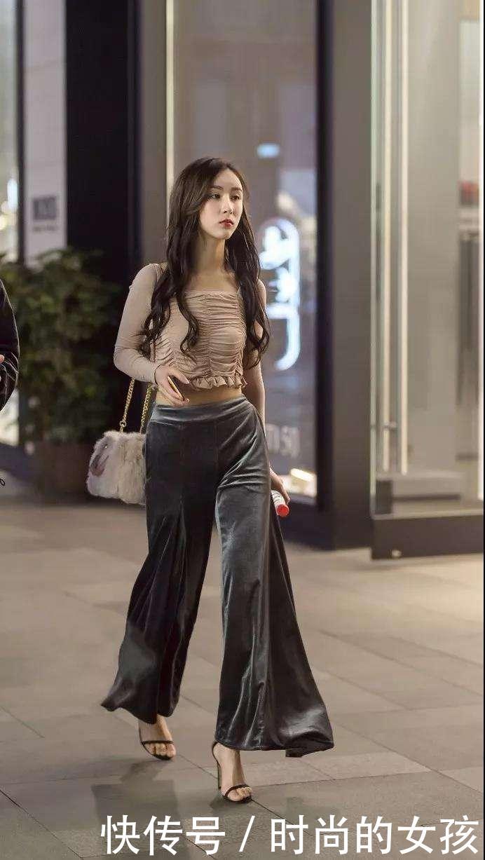 素人街拍: 超短连衣裙, 衬出小姐姐的白皙美腿，性感美丽！