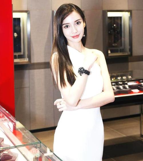 baby为显高真拼了！穿这么高的高跟脚踝受得了吗，一般人可不敢穿