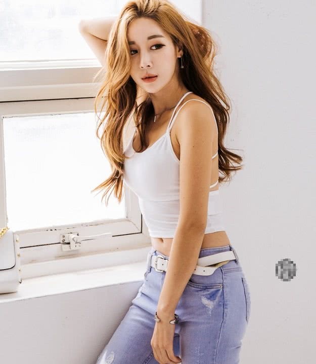 牛仔裤美女拥有独一无二的亮点，十分亮眼睛！