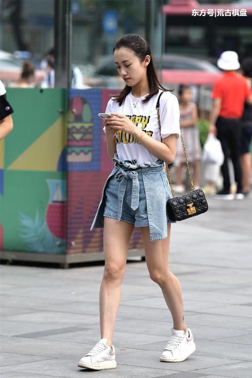 小姐姐，你穿的是牛仔裤还是牛仔裙啊？