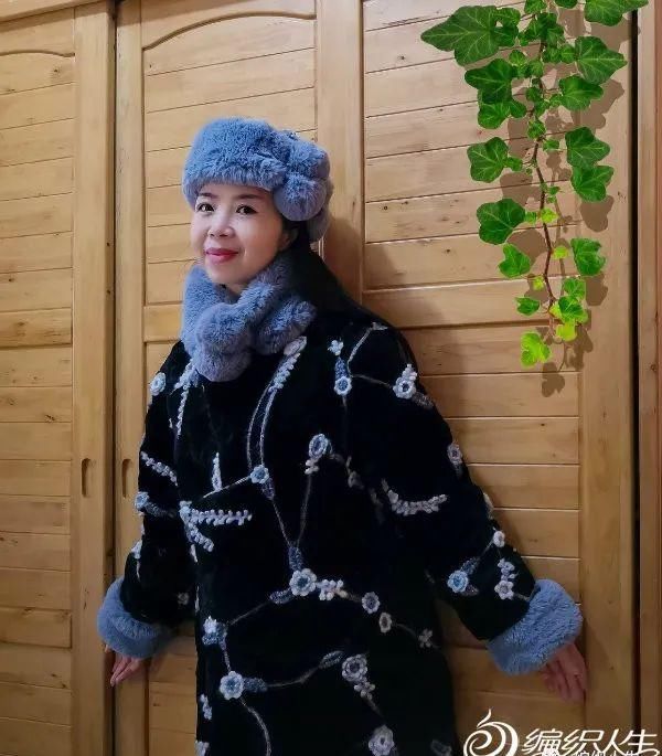  「钩针」崇拜高手！裘皮大衣自身做，西班牙钩花裘皮女性钩针长大衣