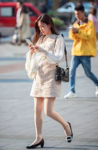 展现■街拍身材丰腴的美女,穿白色上衣配紧身牛仔,展现婀娜身姿