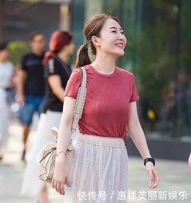 #紧身衣#街拍:国色天香的小姐姐,白蕾丝紧身衣配短裤,十分温婉甜美