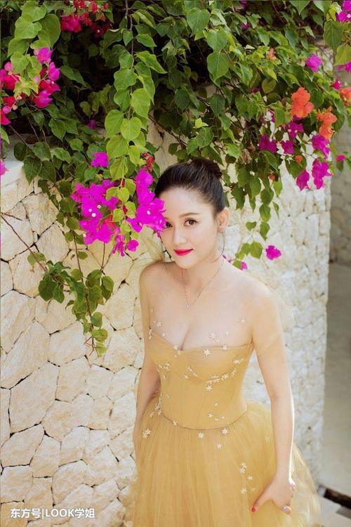 39岁陈乔恩身材好有料,抹胸裙韵味十足,网友:看着像25岁