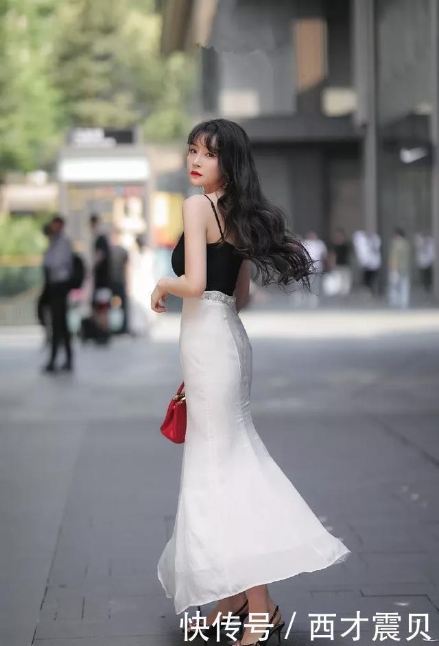  小姐姐|美女脚上穿着一双优雅尖头高跟鞋，走在夏日的街头显得更加有魅力