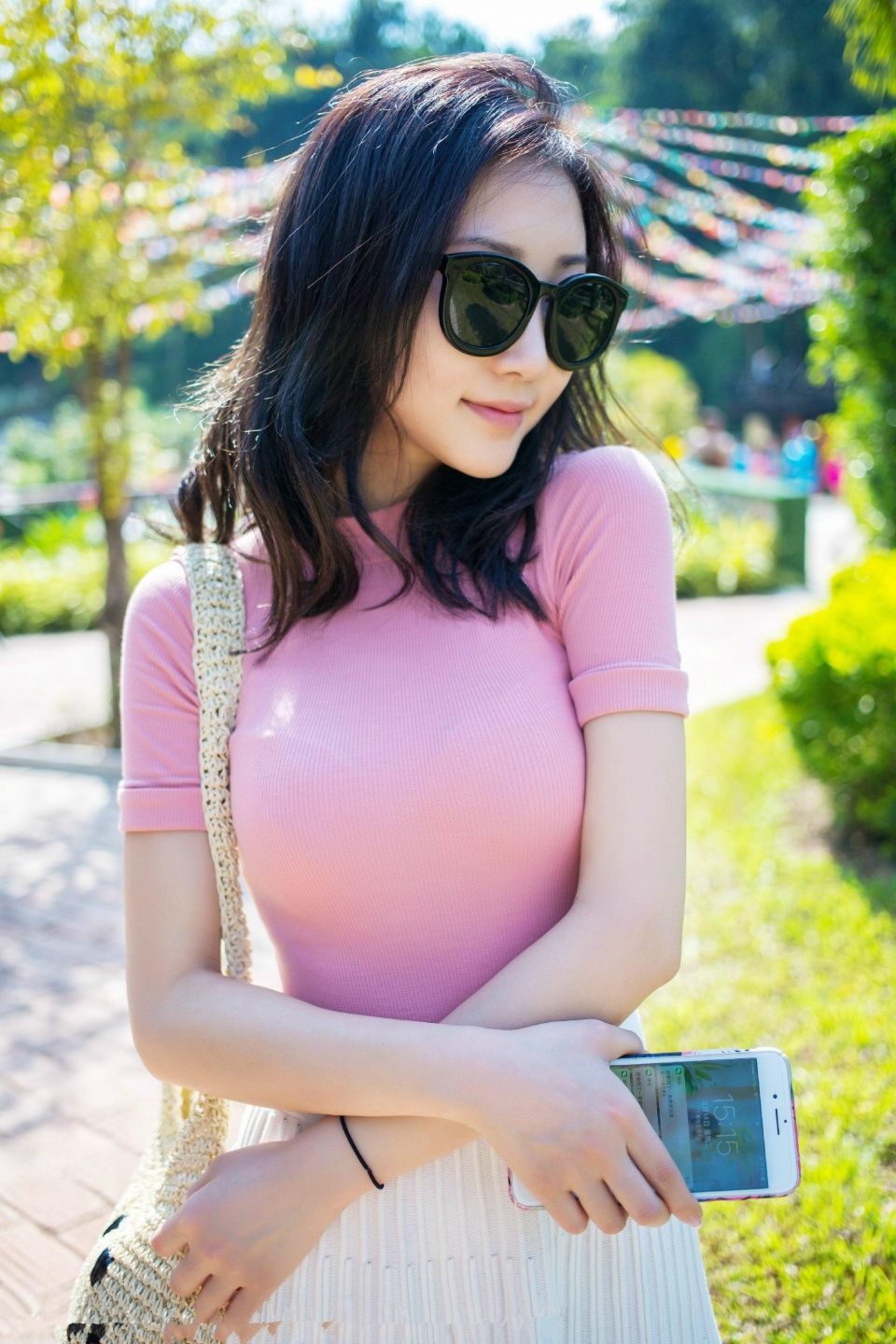 街拍|白嫩丰满身材的粉红美女，这眼神又把我勾走了!