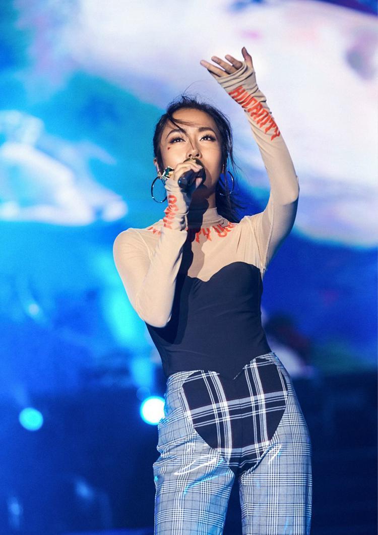 吉克隽逸穿泳装开演唱会，还配“心形”裤子，网友：三角区亮了