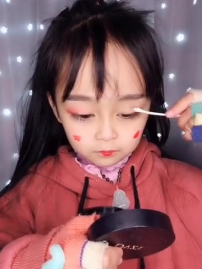 6岁小萝莉偷拿妈妈化妆品，几番努力下，竟然画成了这个模样！