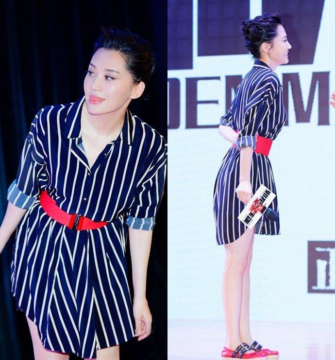 49岁许晴学少女玩下衣失踪，美腿比俊脸更吸睛，网友:她是真嫩