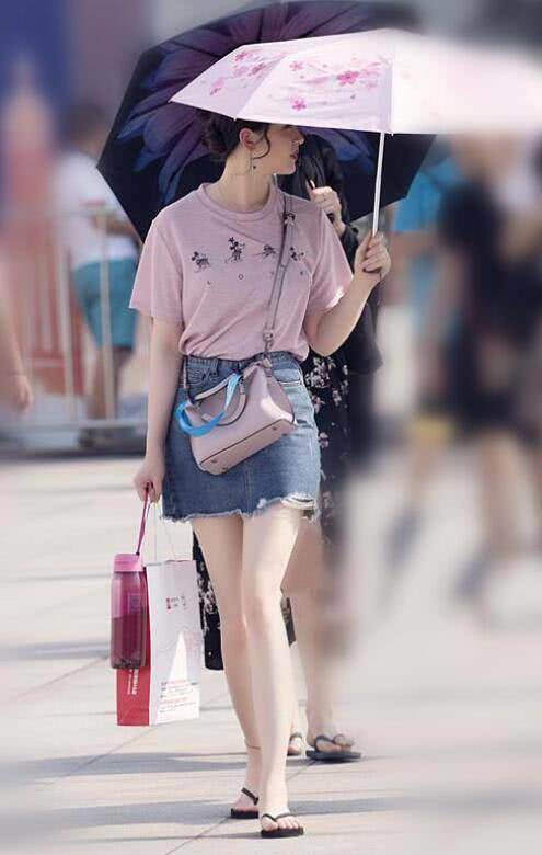 身材一级棒的牛仔裤小姐姐勾勒完美轮廓曲线,俨然一件艺术品!