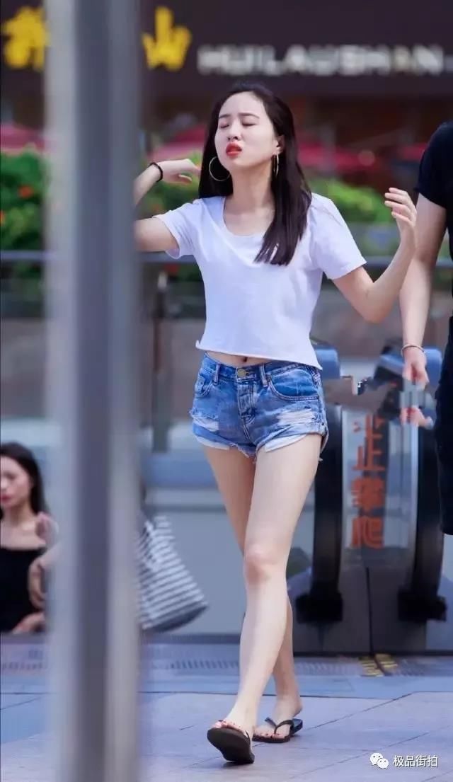武汉街拍 超短牛仔热裤白皙露脐可爱小姐姐 每一个动作都是那么撩