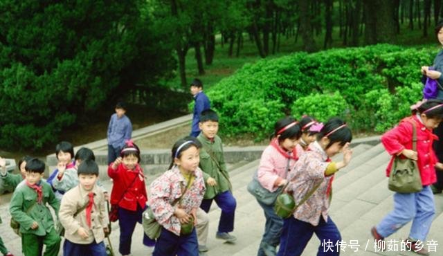 1980年的中山陵，来了一群小学生，穿军装背水壶神气十足