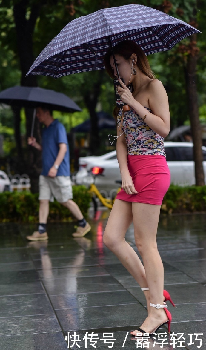  「美女」美女是真的敢穿，打扮的像“鲜花”一样，太接地气了