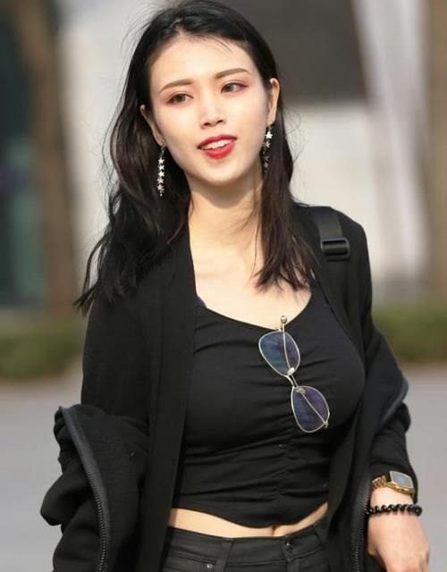  「优雅」潮范儿女神来了，街拍：天姿国色的小姐姐，一件黑色上衣配黑色牛仔裤，魅力十足