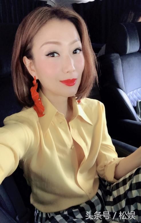 郑秀文素颜没眉毛的样子比她化妆精修还好看,才发现她比冯德伦高