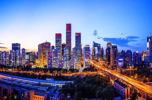 日本妹子来中国旅游，看到深圳后，觉得自己是土包子进城