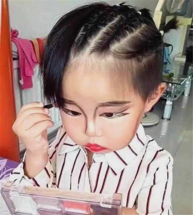 3岁小女孩趁妈妈不注意，偷偷化妆，妈妈回头看到后，被惊艳到了