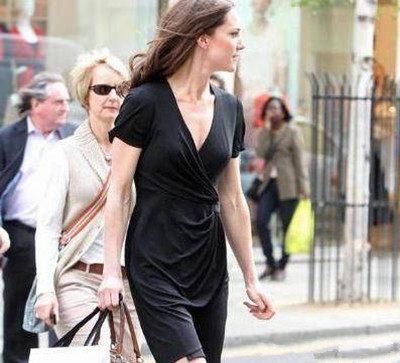 36岁的凯特王妃:深V裙大秀身材，最后一张走路姿势很霸气!