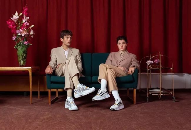 带贝壳头的 Yeezy 500?adidas 全新老爹鞋下周发售!