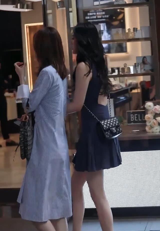 「妹子」街拍从正面看我选右边的妹子,因为瘦,但是看后面她闺蜜稳赢
