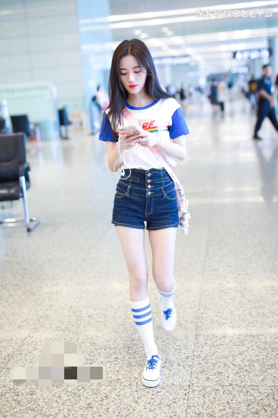 白色T恤+高腰短裤，“四千年美女”鞠婧祎尽显小蛮腰