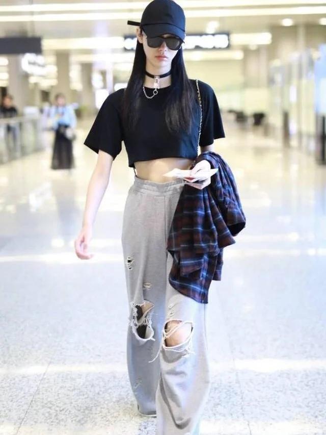 『过时』牛仔破洞裤已过时，超模奚梦瑶搭配的“破洞运动裤”，显瘦又时髦