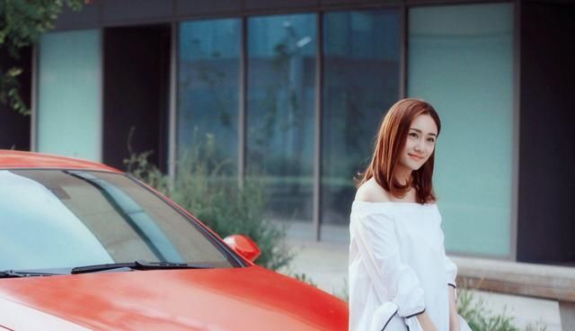 掐指一算，刘芸的一字肩秋季一准流行，够美的！