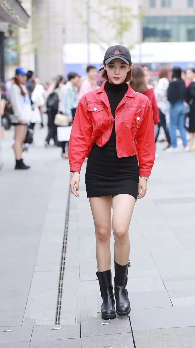 街拍:落落大方的笑容，衬托出她女王的气质，真是女人味十足!